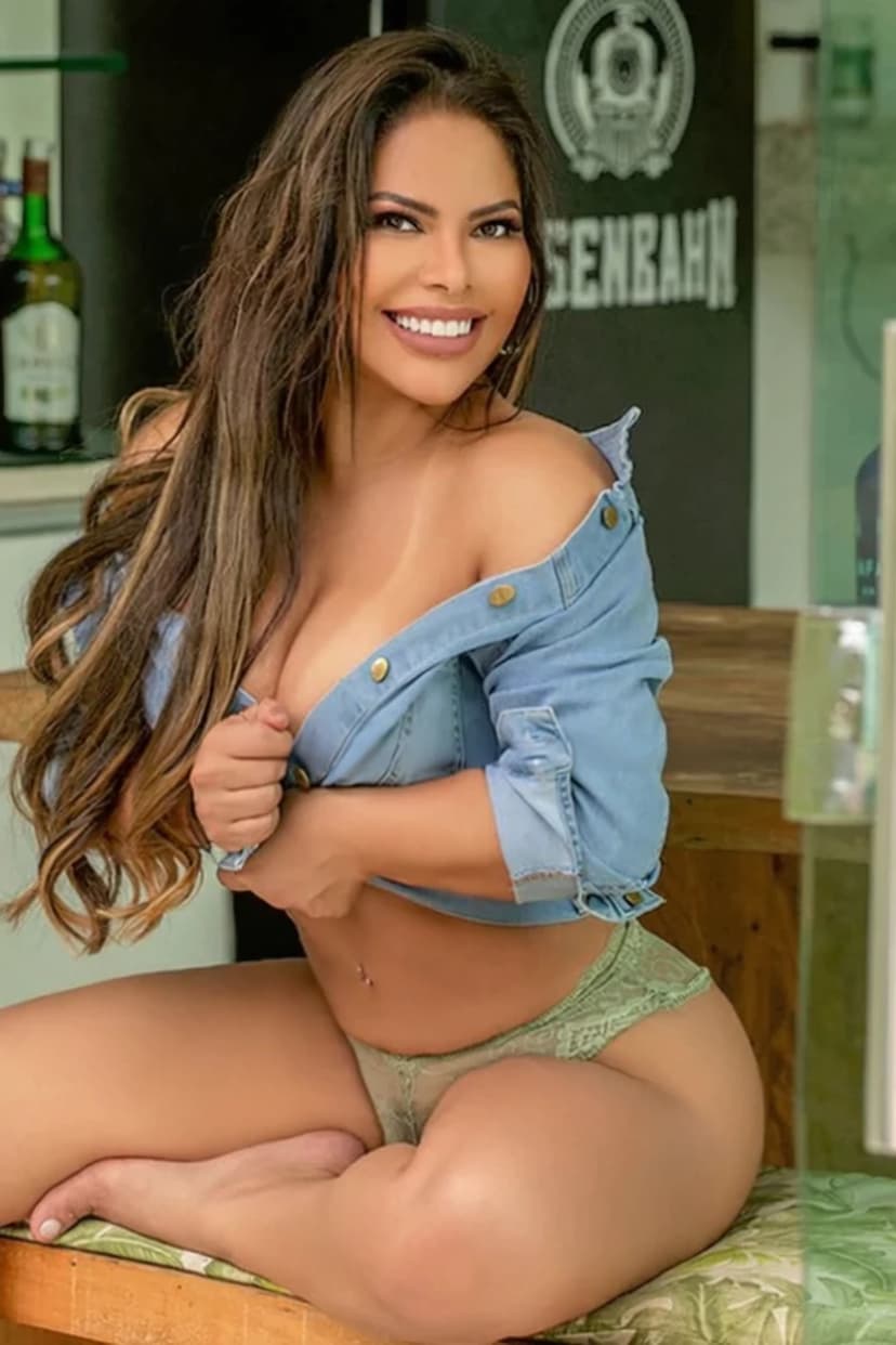 Flávia Lavine